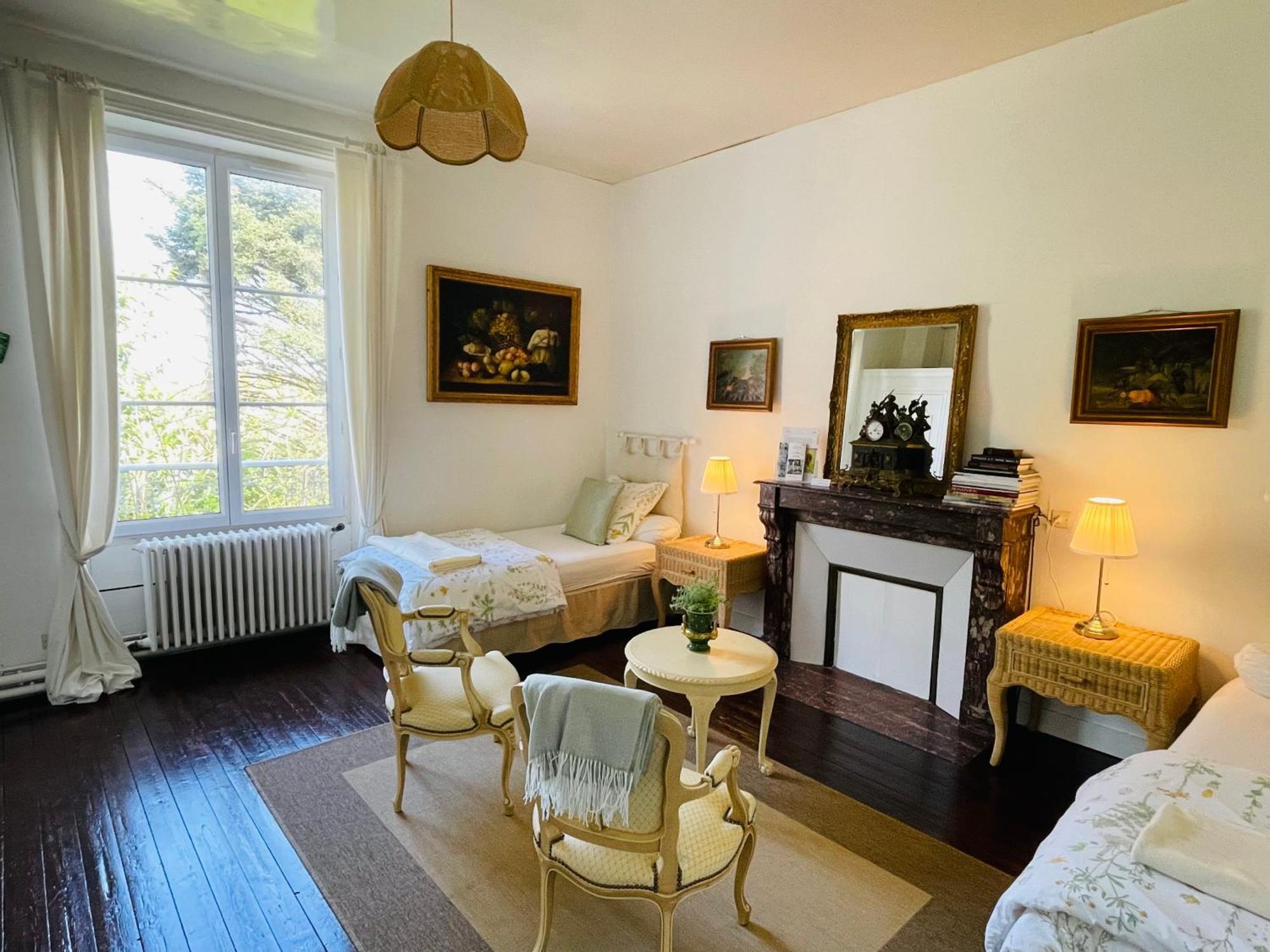 Le Manoir Des Doyens Bed & Breakfast Байо Екстериор снимка