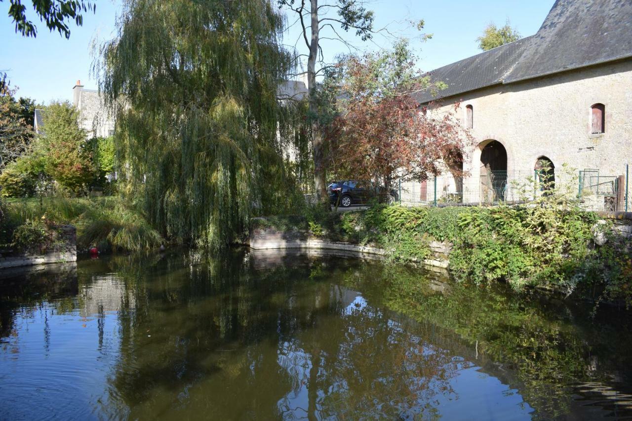 Le Manoir Des Doyens Bed & Breakfast Байо Екстериор снимка